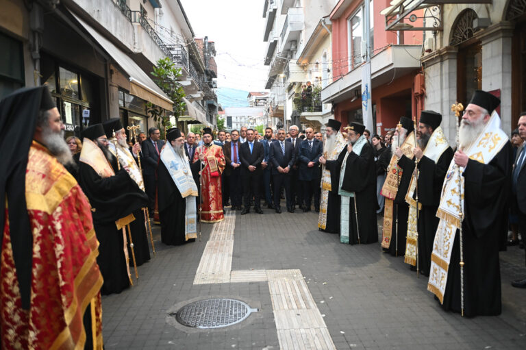 Τρίπολη: Πάνδημη λιτάνευση των Πολιούχων Νεομαρτύρων Δημητρίου και Παύλου – Λαοθάλασσα πίστης παρουσία 7 Ιεραρχών