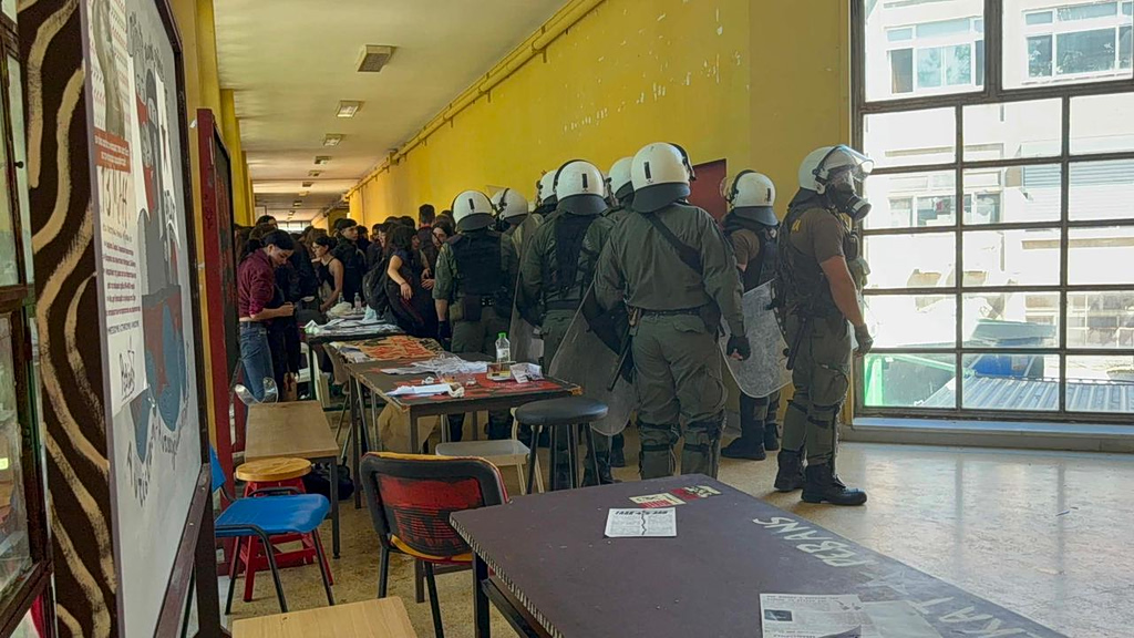 ΑΠΘ: Επίθεση αντιεξουσιαστών με ρόπαλα σε φοιτητές – Επτά άτομα στο νοσοκομείο, 8 προσαγωγές (video)