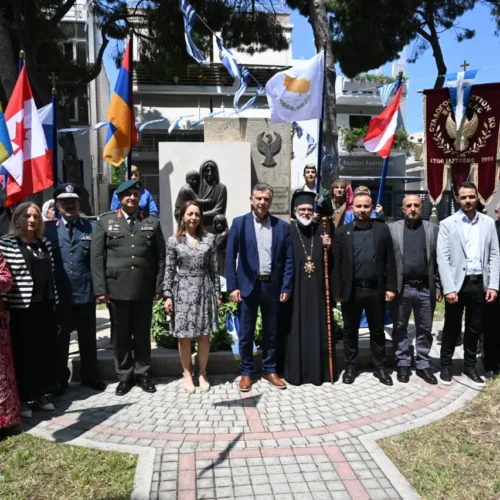 Συγκίνηση στην Κω – Ισχυρός συμβολισμός με τις σημαίες των χωρών που αναγνώρισαν τη Γενοκτονία των Ελλήνων του Πόντου