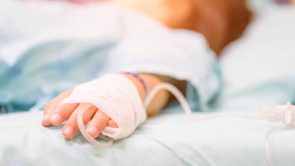 Αναζητείται ο πατέρας της 3χρονης που νοσηλεύεται διασωληνωμένη στο ΠΑΓΝΗ – «Είναι αρκετά κακοποιημένο» λένε οι γιατροί