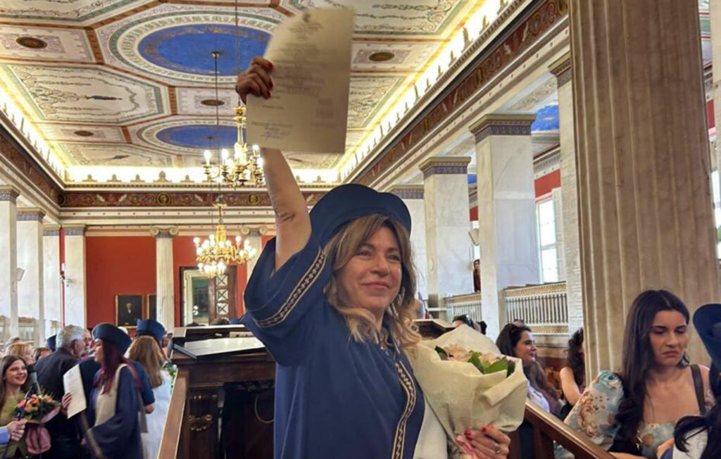 Η Δήμητρα Παπαδοπούλου πήρε το πτυχίο της: «Μπαμπά, το πήρα» – Δείτε τις φωτογραφίες της