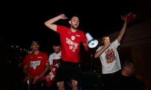 Ολυμπιακός: Το ταξίδι του τροπαίου προς τον Πειραιά (pics)