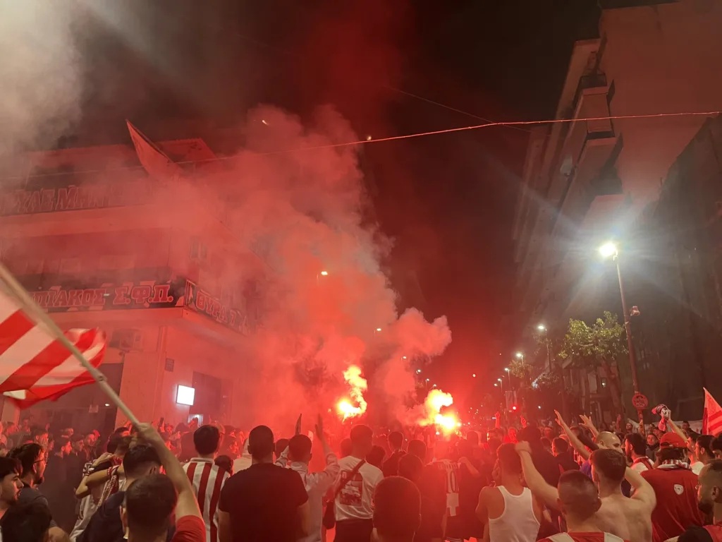 Ξέφρενοι πανηγυρισμοί σε Πάτρα και Χανιά για τον πρωταθλητή Ευρώπης Ολυμπιακό (video)