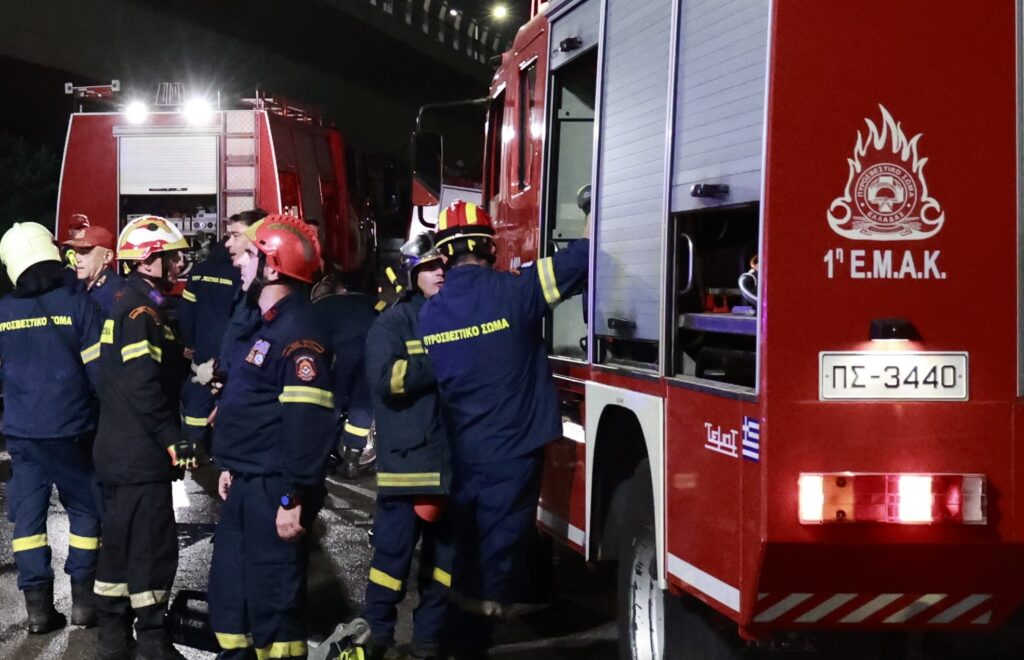 Σοβαρό τροχαίο στη Χαλκίδα: Αυτοκίνητο έπεσε σε γκρεμό κοντά στην ιχθυόσκαλα (video)