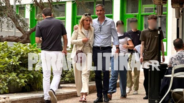 Βόλτα στο κέντρο της Αθήνας για τον Κώστα Μπακογιάννη και τη Σία Κοσιώνη μαζί με τα παιδιά τους (Εικόνες Βίντεο)