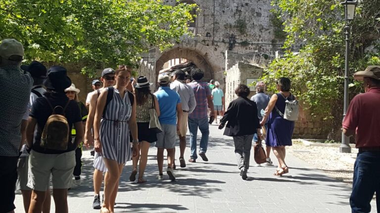 «Ισορροπώντας τον… Παράδεισο» – Πώς είδαν οι ξένοι το Ειδικό Χωροταξικό Πλαίσιο του τουρισμού