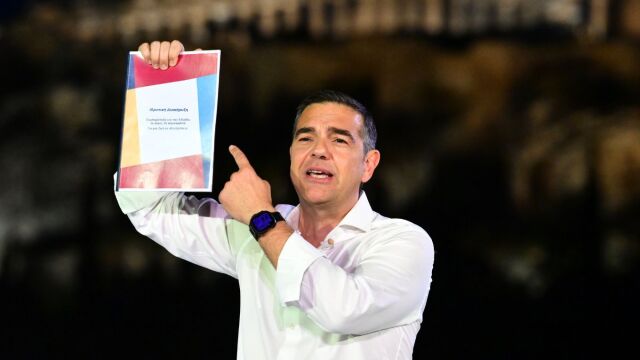 Aλέξης Τσίπρας: Η φημολογία για “μεταγραφή αεροδρομίου” από το ΠΑΣΟΚ και η προσπάθεια να “εισβάλλει” στον χώρο