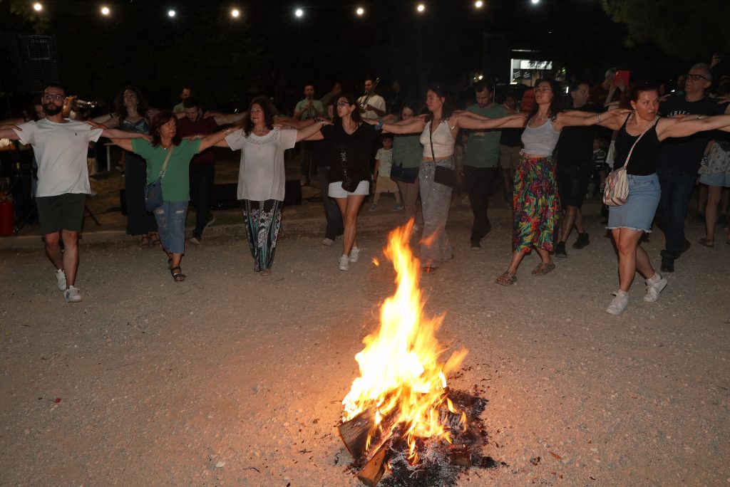 Διονυσιακό γλέντι με το έθιμο του Κλήδονα στους Αμπελόκηπους: Άλματα πάνω από φλόγες, μαγιάτικα στεφάνια και χορός