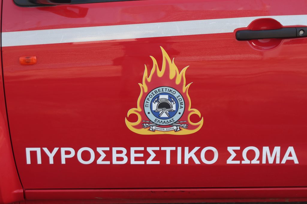 Ηράκλειο: Φωτιά στις αποθήκες Σκουλούδη – Επιχείρηση κατάσβεσης από την Πυροσβεστική στους Αθάνατους