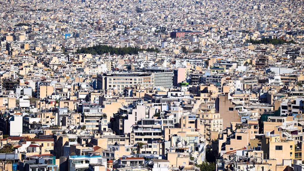 Έφοδος της αστυνομίας σε πολεοδομίες της Αττικής – Συλλήψεις για δωροδοκίες και παράνομες εξυπηρετήσεις