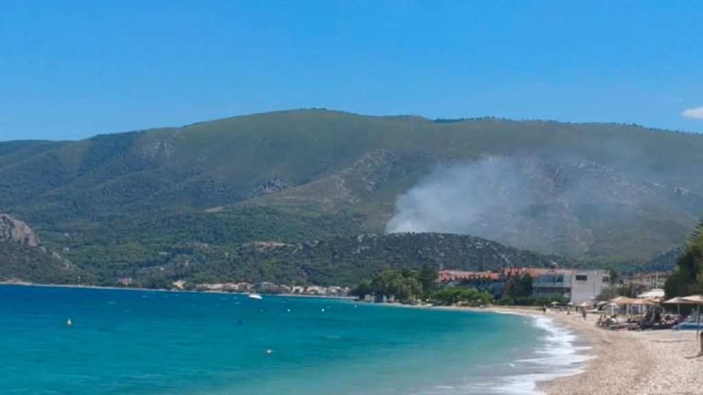 Δύο φωτιές ξέσπασαν σχεδόν ταυτόχρονα στην Κορινθία: Καίνε εκτάσεις σε Αγγελόκαστρο και Άνω Αλμυρή