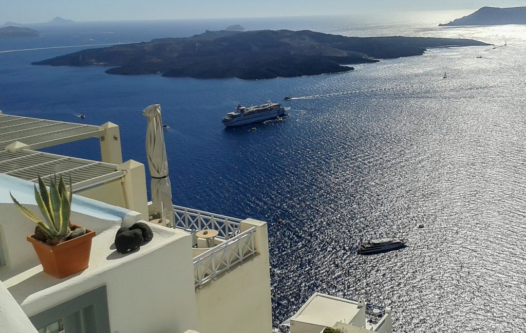 «Πόλεμος» στη Σαντορίνη μετά την ακύρωση αφίξεων κρουαζιερόπλοιων – Δήμος και επαγγελματίες VS τουριστικών λεωφορείων