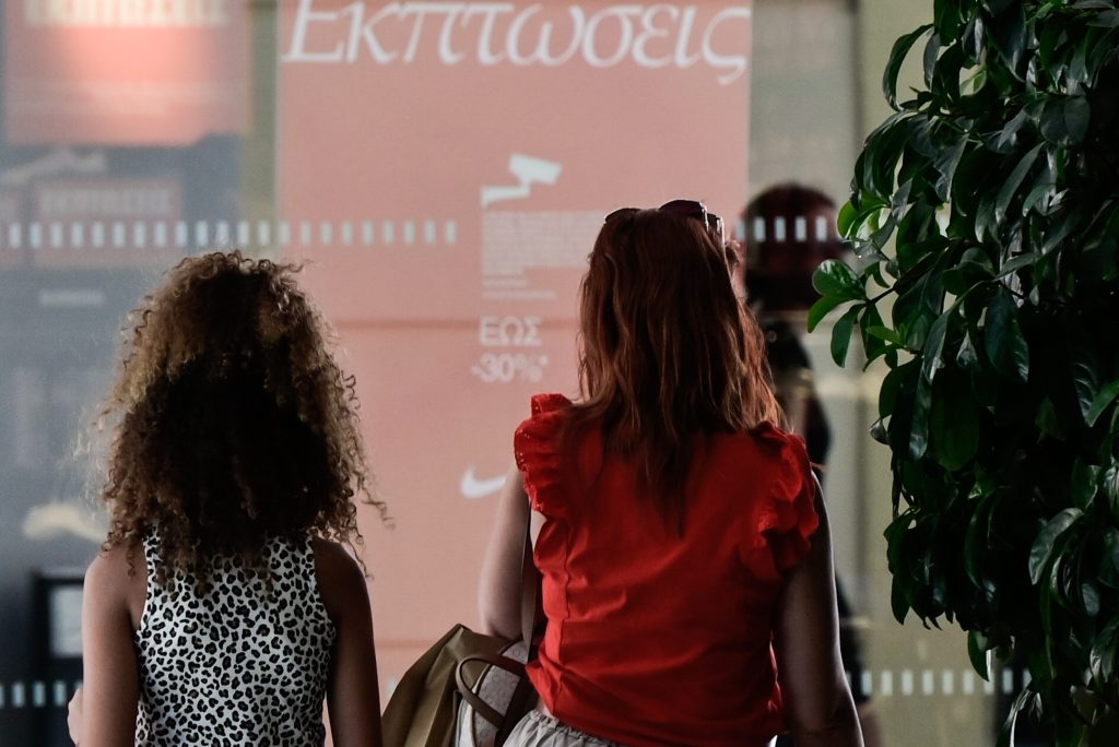 Θερινές εκπτώσεις: Ξεκινούν εντός Ιουλίου, μέχρι πότε θα διαρκέσουν φέτος