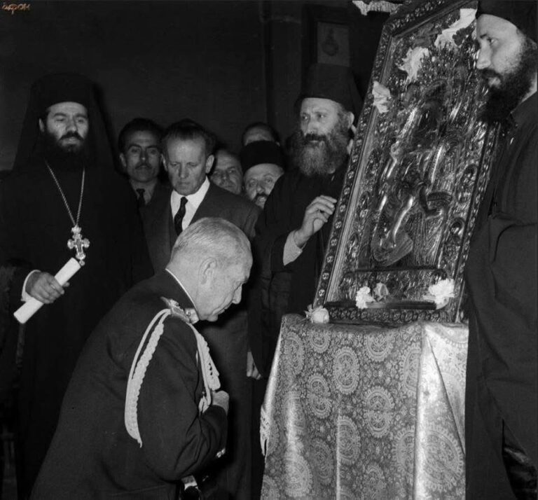 Ο Βασιλιάς λυγίζει μπροστά στον «Αξιον Εστίν»