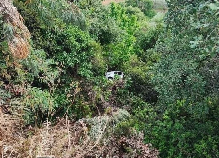 Αιτωλοακαρνανία: Τροχαίο με πτώση ΙΧ σε γκρεμό 30 μέτρων – Τραυματίστηκαν μητέρα και παιδί
