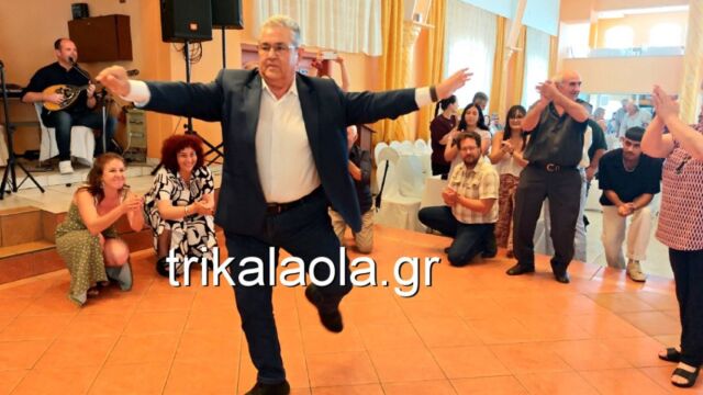 Το βαρύ ζεϊμπέκικο του Δημήτρη Κουτσούμπα στα Τρίκαλα: Χόρεψε το “Στείλε ουρανέ μου ένα πουλί” (Βίντεο)