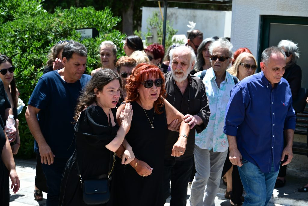 Κηδεία Σωτήρη Τσόγκα: Πλήθος κόσμου στο τελευταίο αντίο του ηθοποιού – Συντετριμμένη η σύζυγός του, Μαίρη Ραζή