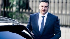 Ο Βασίλης Κικίλιας ζήτησε έρευνα για την απομάκρυνση του μνημείου του Αντώνη Καρυώτη στον Πειραιά