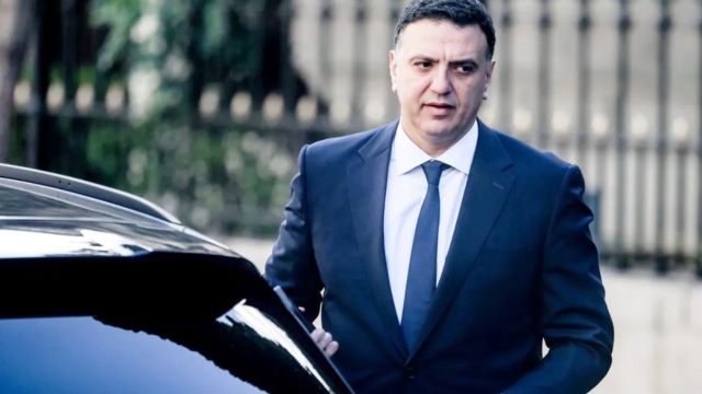 Ο Βασίλης Κικίλιας ζήτησε έρευνα για την απομάκρυνση του μνημείου του Αντώνη Καρυώτη στον Πειραιά