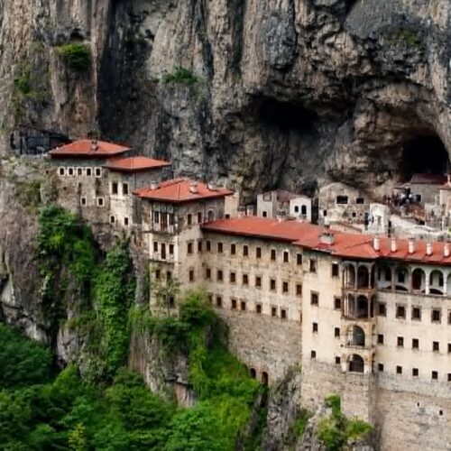 Στα άδυτα της Παναγίας Σουμελά: Τουρκικό συνεργείο μπήκε σε απαγορευμένους χώρους του ιστορικού μοναστηριού
