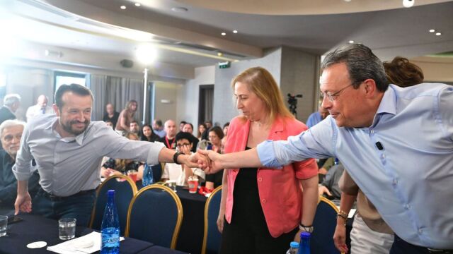 ΣΥΡΙΖΑ: Οι αφίξεις, οι χειραψίες και τα “πηγαδάκια” στη συνεδρίαση της Κεντρικής Επιτροπής (Εικόνες Βίντεο)