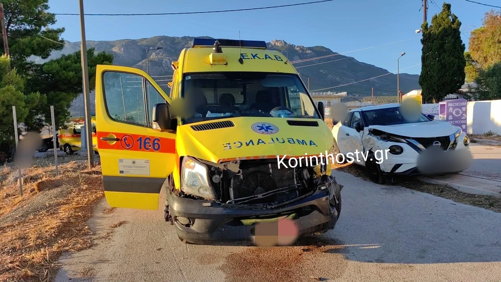 Σοβαρό τροχαίο στο Λουτράκι με την εμπλοκή ασθενοφόρου – Δύο τραυματίες (video)