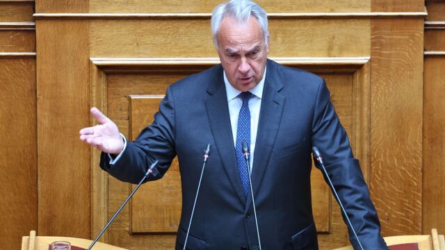 Βορίδης: “Κανείς δεν υποστηρίζει να βουλιάζουμε βάρκες μεταναστών, έχουμε μείωση 50% στις ροές” (Βίντεο)