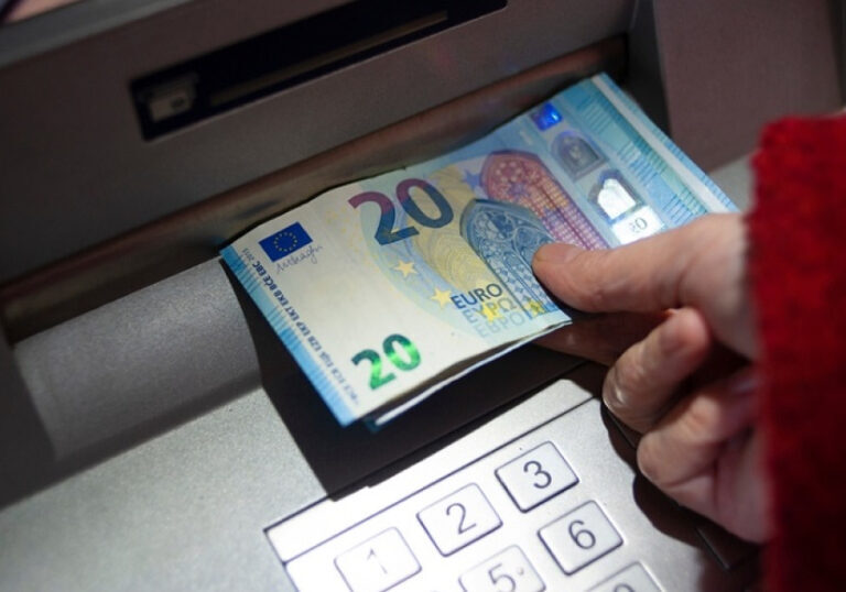 e-ΕΦΚΑ, ΔΥΠΑ, ΟΠΕΚΑ: Πληρωμές 1,38 δισ. ευρώ σε 2,68 εκατ. δικαιούχους – Νέο πρόγραμμα για 8.000 ανέργους άνω των 55