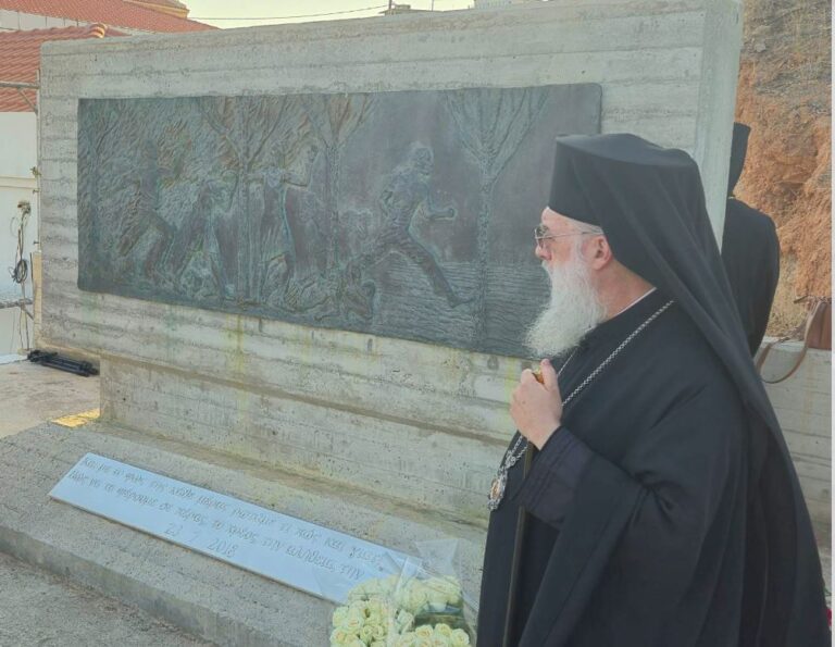 Μάτι: Ράγισαν καρδιές για τα 104 θύματα – Τρισάγιο από τον μητροπολίτη, προσκλητήριο νεκρών και 104 φαναράκια στη θάλασσα