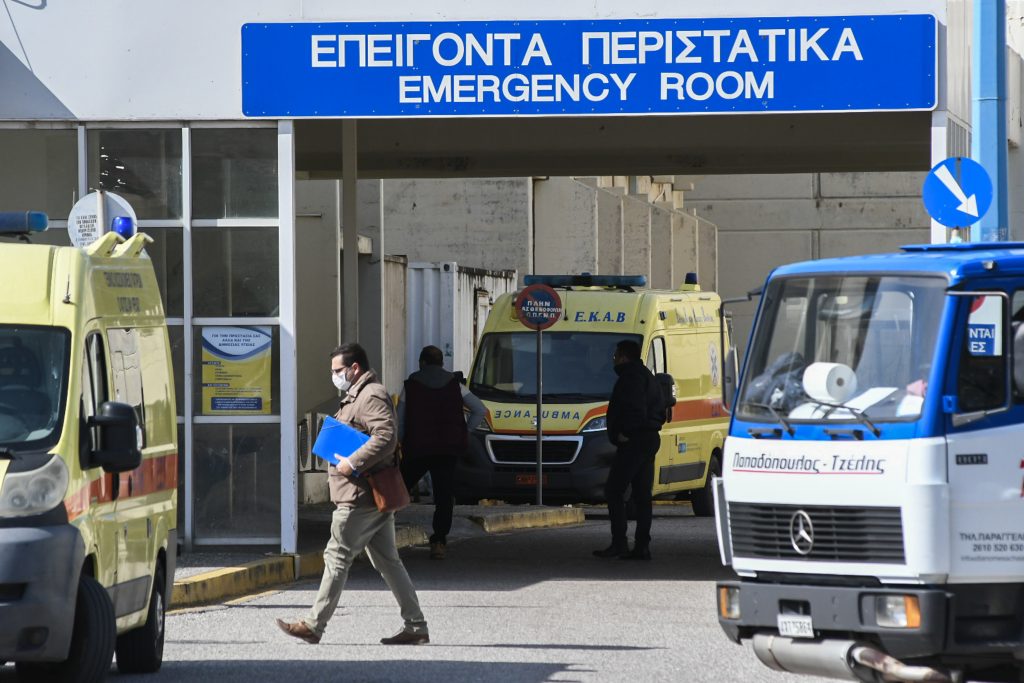 Στο Πανεπιστημιακό Νοσοκομείο Πάτρας νοσηλεύεται φοιτητής που τον δάγκωσε φίδι στο κέντρο της πόλης