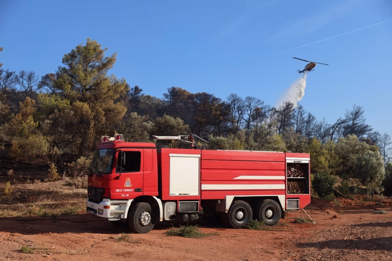 Σε εξέλιξη πυρκαγιά στις Αχαρνές, στο σημείο 32 πυροσβέστες