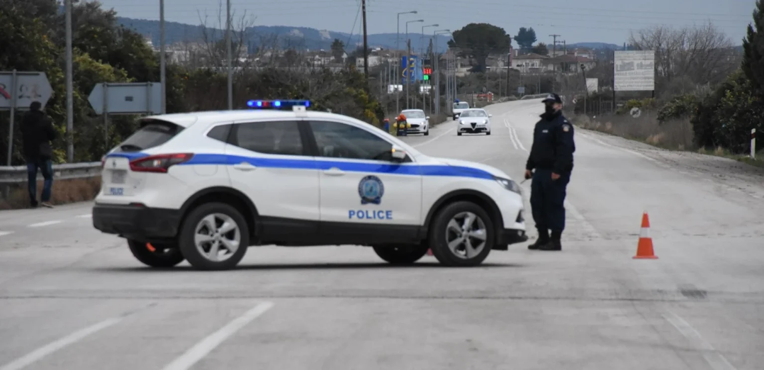 Θεσσαλονίκη: Διακινητής παράνομων μεταναστών εμβόλισε περιπολικό!