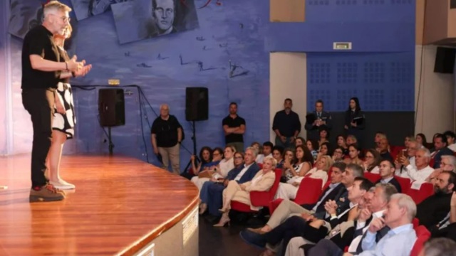 “Εγκώμια” Θοδωρή Αθερίδη για Μιχάλη Χρυσοχοΐδη: “Γελούσα με το ελληνικό FBI, σήμερα τα παίρνω όλα πίσω” (Βίντεο)