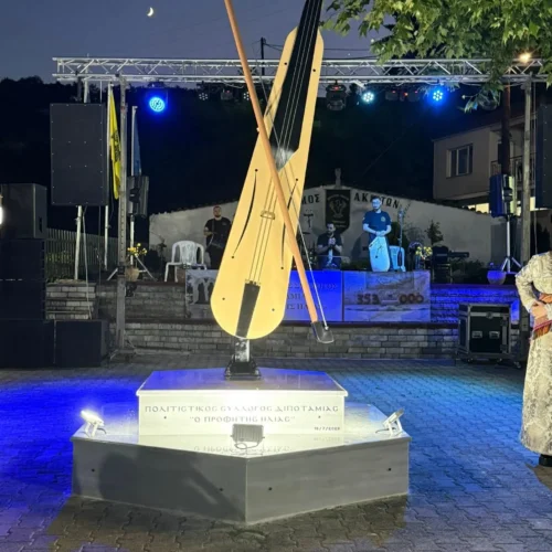 Διποταμία: Ο Πολιτιστικός Σύλλογος και η Βούλα Πατουλίδου έκαναν τα αποκαλυπτήρια της μεταλλικής ποντιακής λύρας.