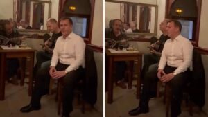 Το μουσικό ταλέντο του Παναγιώτη Δουδωνή: Τραγουδά Μανώλη Χιώτη σε ταβέρνα (Βίντεο)