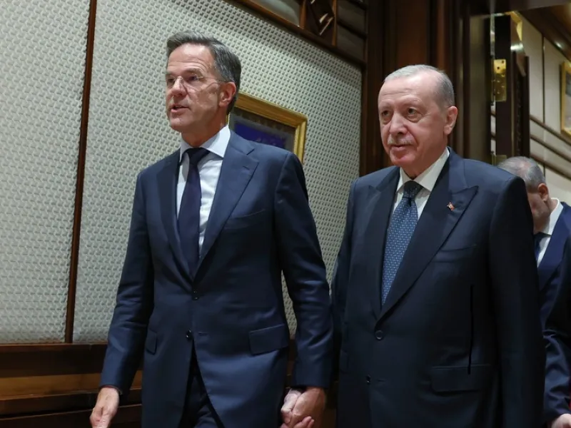 Bromance αλά NATO! Τα μηνύματα της φωτογραφίας με τον Ερντογάν και τον Ρούτε πιασμένοι χέρι-χέρι