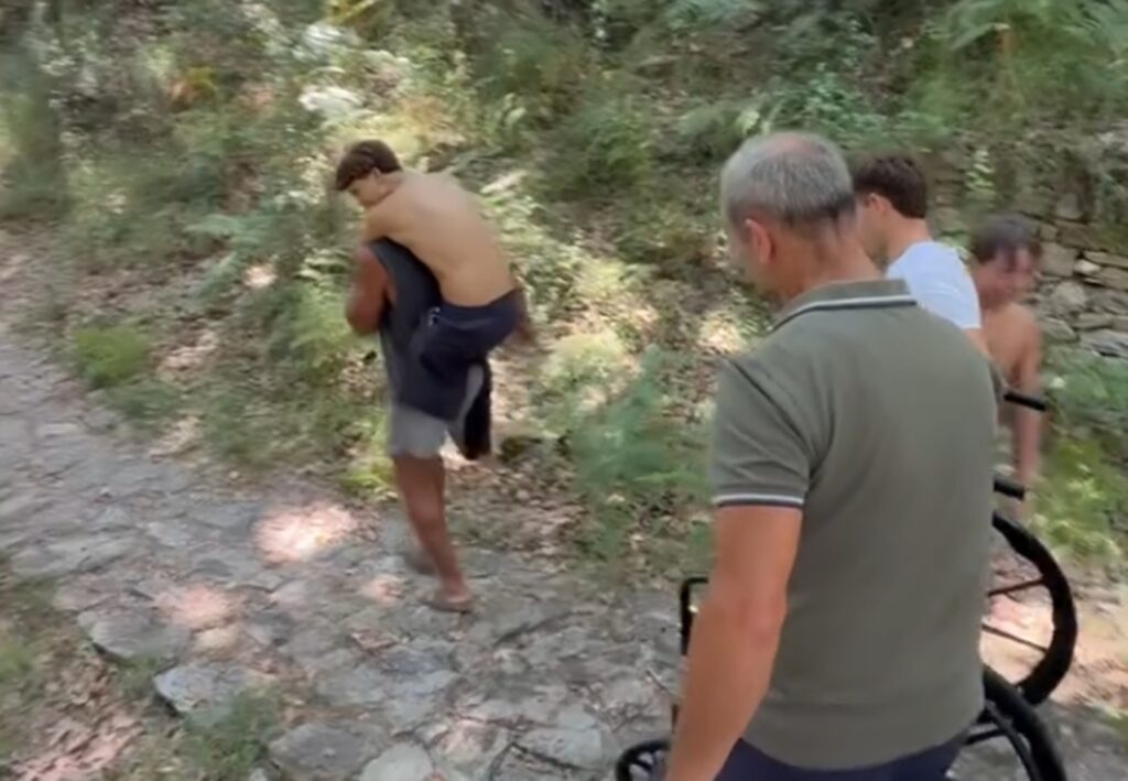 Συγκίνηση για τον Σταύρο Φλώρο μετά τον ακρωτηριασμό: Ο άνθρωπος που του έσωσε τη ζωή τον σήκωσε ξανά στην πλάτη του