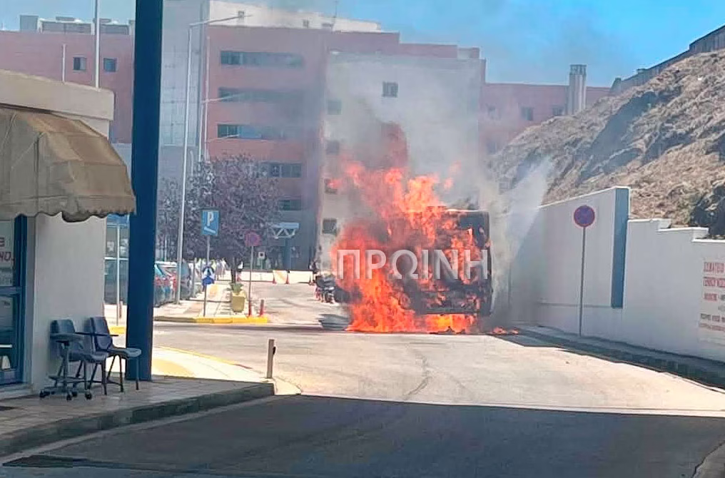 Καβάλα: Λεωφορείο πήρε φωτιά αφού πέρασε την πύλη του νοσοκομείου – Δείτε βίντεο