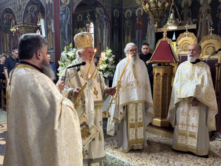 Θεία Λειτουργία στον Ιερό Ναό Αγίου Σπυρίδωνος Οινοφύτων