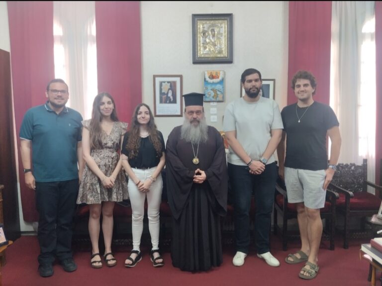 Φοιτητές της Φιλοσοφικής Αθηνών στον Μητροπολίτη Χίου