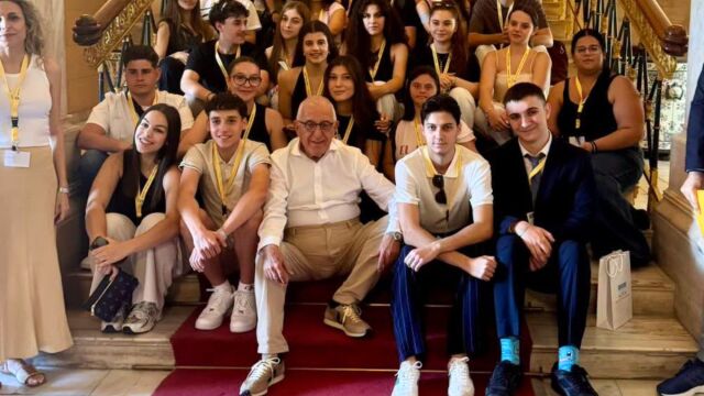Κακλαμάνης με μέλη της Βουλής των Εφήβων: Από τα βασικά τους “αιτήματα” ήταν να βγάλουμε μαζί φωτογραφία και φυσικά έγινε αμέσως αποδεκτό
