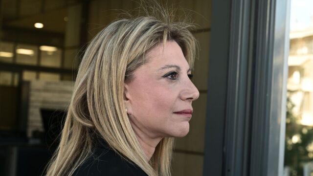 Πώς χάνεται η “Ελπίδα” της Καρυστιανού: Οι ηχηρές παραιτήσεις, τα “καρφιά” για τη λειτουργία του κόμματος και το δημοσκοπικό “ξεφούσκωμα” που προβληματίζει