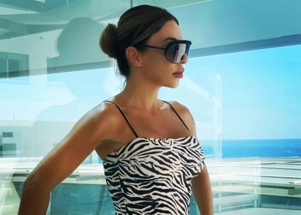 Η Κέλλυ Κελεκίδου έβαλε το ζεβρέ ολόσωμο μαγιό της και έριξε το Instagram