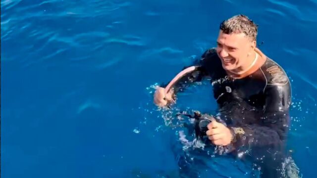 Ο Κικίλιας βούτηξε στα νερά της Αμοργού: “Το απέραντο γαλάζιο οφείλεις να το προστατεύσεις” (Βίντεο)