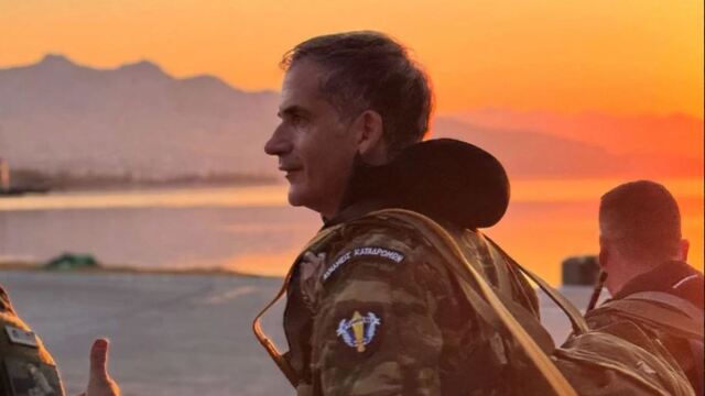 Ο Κώστας Μπακογιάννης επανεκπαιδεύτηκε ως έφεδρος αλεξιπτωτιστής και πραγματοποίησε δύο άλματα (Βίντεο)