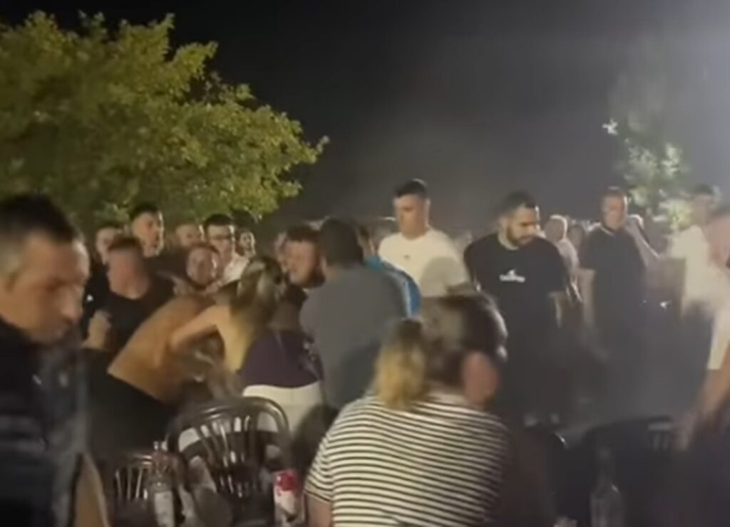 Σουρεαλιστικό σκηνικό σε πανηγύρι της Γωγώς Τσαμπά – Άγριο ξύλο ενώ εκείνη τραγουδά: «Πω πω πω, θα τρελαθώ»
