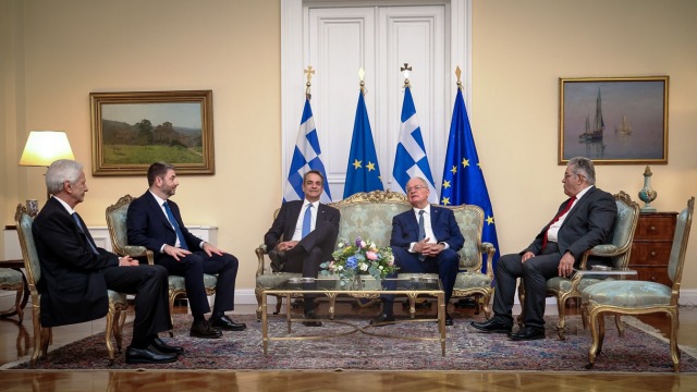 Προεδρικό Μέγαρο: “Τις εκλογές θα τις κάνει τον Μάιο” – Οι διάλογοι των πολιτικών αρχηγών, οι ατάκες για τους απόντες και τα παραλειπόμενα της δεξίωσης (Εικόνες)