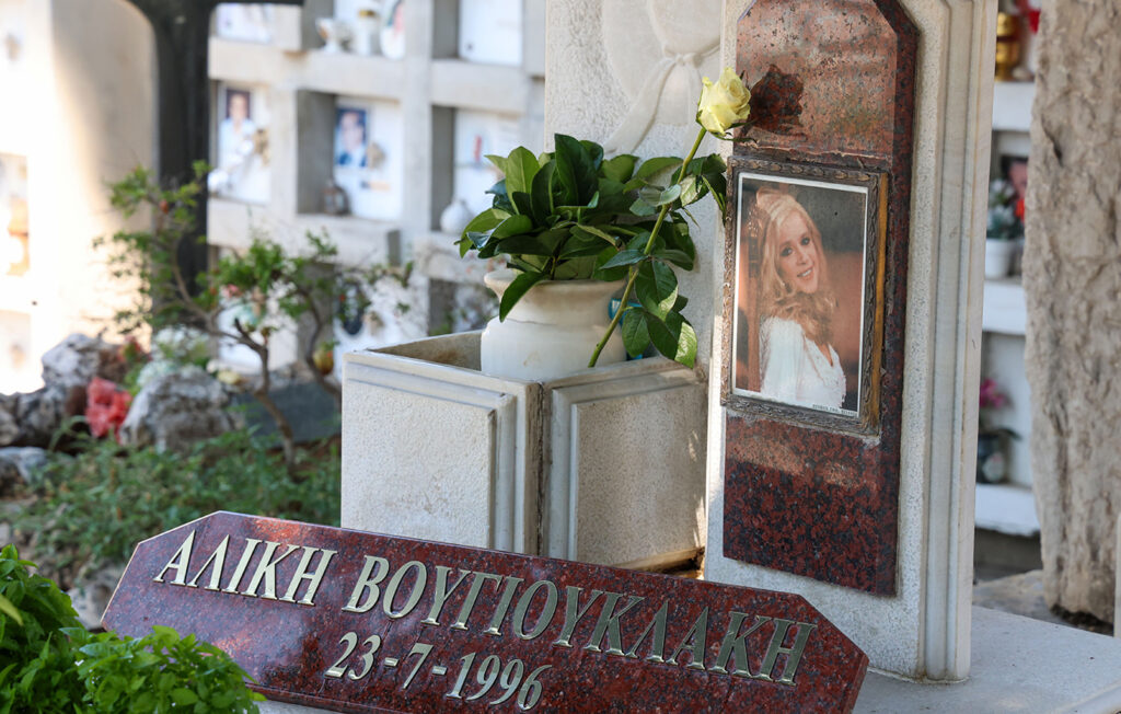 Μνημόσυνο για τα 30 χρόνια από το θάνατο της Αλίκης Βιουγιουκλάκη – Ποιοι πήγαν και η απουσία του γιου της Γιάννη Παπαμιχαήλ
