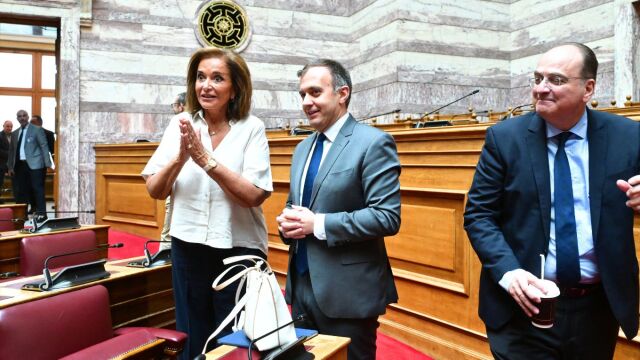 Ντόρα Μπακογιάννη: Εμφανίστηκε να περπατά ξανά χωρίς την πατερίτσα της – Συγκίνηση μεταξύ των βουλευτών της ΝΔ (Εικόνες)