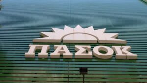 ΠΑΣΟΚ: “Επιχειρούν, ‘χαμηλώνοντας’ το θέμα, να καλύψουν τον βαριά εκτεθειμένο στενό συνεργάτη του Πρωθυπουργού, η αποπομπή του κ. Ντόκου είναι μονόδρομος”